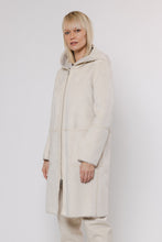 Carica l'immagine nel visualizzatore di Gallery, Cappotto in pelliccia reversibile