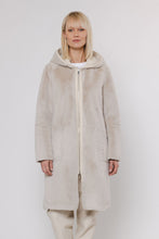 Carica l'immagine nel visualizzatore di Gallery, Cappotto in pelliccia reversibile