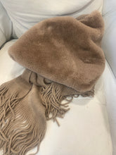 Carica l'immagine nel visualizzatore di Gallery, Sciarpa con pelliccia