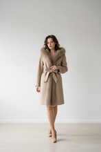 Carica l&#39;immagine nel visualizzatore di Gallery, Cappotto bordo pelliccia
