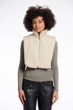 Carica l&#39;immagine nel visualizzatore di Gallery, Gilet in pelliccia reversibile
