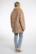 Carica l&#39;immagine nel visualizzatore di Gallery, Cappotto teddy midi
