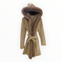Carica l&#39;immagine nel visualizzatore di Gallery, Cappotto bordo pelliccia
